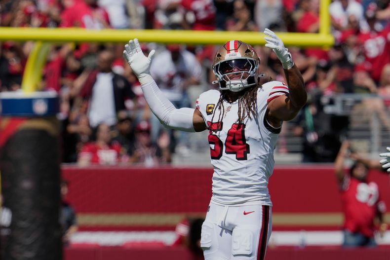 Fred Warner, linebacker de los 49ers de San Francisco, celebra después de que los Cardinals de Arizona fallaran un intento de gol de campo durante la primera mitad del partido de la NFL del domingo 21 de septiembre de 2025, en Santa Clara, California. (AP Foto/Godofredo A. Vásquez)