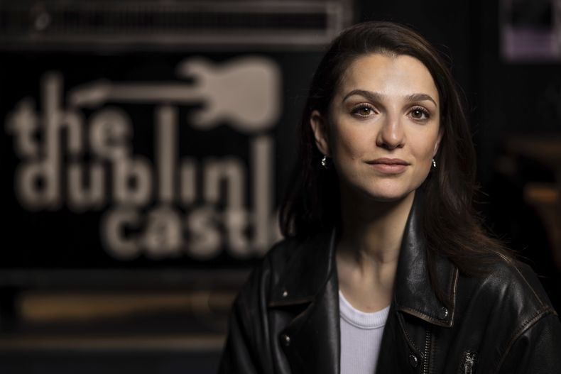 Marisa Abela posa para un retrato en el pub Dublin Castle durante la promoción de la película Back to Black el viernes 22 de marzo de 2024 en Londres. (Foto Vianney Le Caer/Invision/AP)