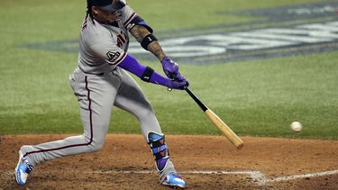 El dominicano Ketel Marte, de los Diamondbacks de Arizona, batea un sencillo de dos carreras ante los Rangers de Texas, el sábado 28 de octubre de 2023, en Arlington (AP Foto/Julio Cortez)