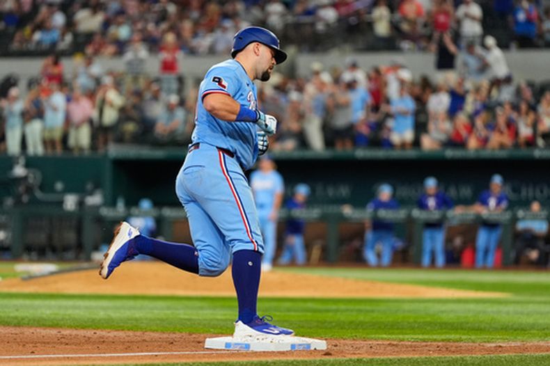 Jake Burger, de los Rangers de Texas, recorre las bases tras conectar un jonrón solitario durante la segunda entrada de un partido de béisbol contra los Rays de Tampa Bay, el domingo 6 de septiembre de 2026, en Arlington, Texas. (AP Foto/Tony Gutierrez)