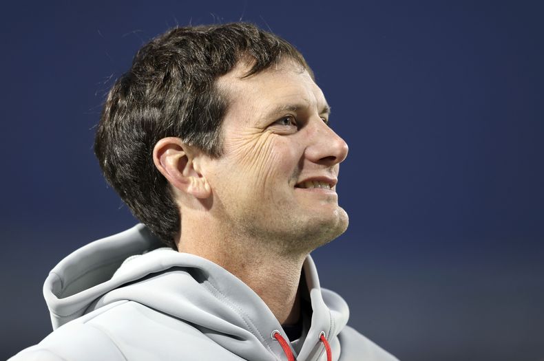 Ken Dorsey, coordinador ofensivo de los Bills de Buffalo, camina en la banca del equipo antes de un partido de la NFL, el 30 de octubre de 2022, en Orchard Park, Nueva York. Los Browns de Cleveland podrían llevar a dirigir su ofensiva a uno de sus tantos quarterbacks titulares. El equipo entrevistó a Dorsey el viernes 19 de enero de 2024, dijo a The Associated Press el domingo una persona con conocimiento de la entrevista. (AP Foto/Bryan Bennett)