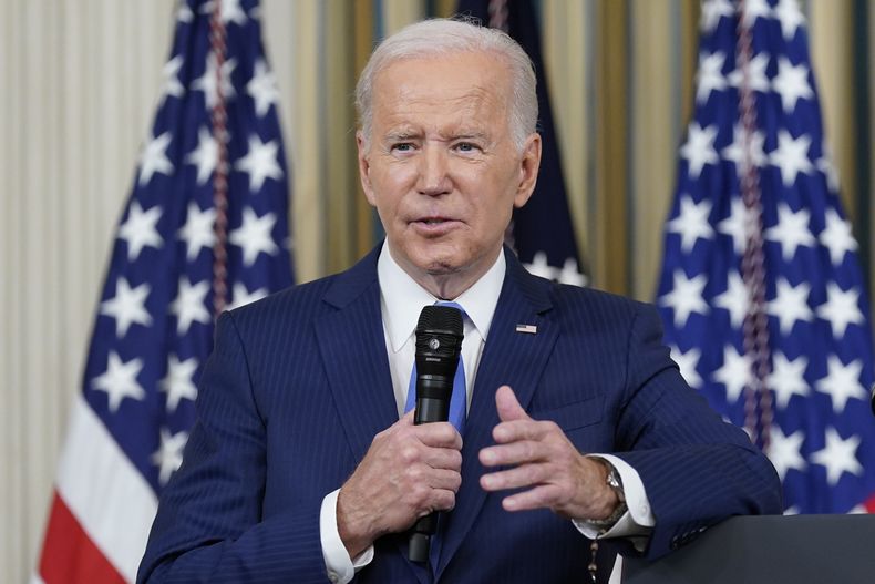 ARCHIVO – El presidente Joe Biden responde preguntas de reporteros en la Sala del Comedor del Estado de la Casa Blanca, en Washington, el 9 de noviembre de 2022. (AP Foto/Susan Walsh, Archivo)