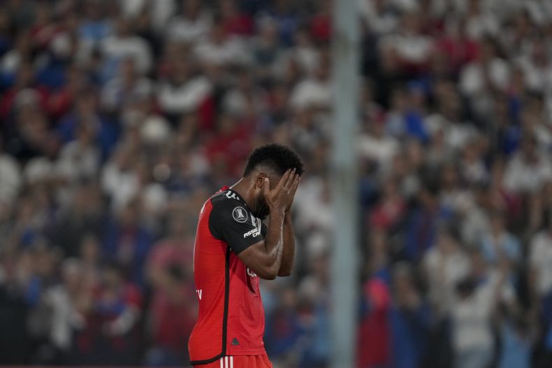 Miguel Ángel Borja, de River Plate de Argentina, se cubre el rostro durante un partido ante Nacional de Uruguay en la Copa Libertadores, el martes 7 de mayo de 2024 (AP Foto/Matilde Campodonico)