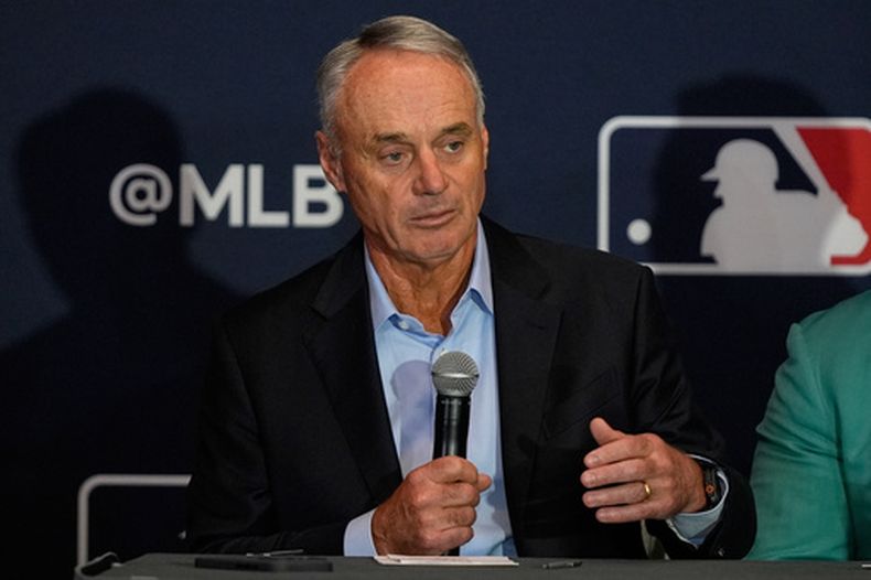 ARCHIVO - Foto del 8 de diciembre del 2025, el comisionado de la MLB Rob Manfred responde a preguntas en conferencia de prensa durante la reunión invernal de dueños. (AP Foto/John Raoux, Archivo)