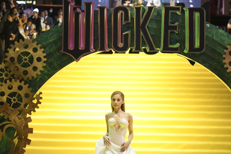 Ariana Grande posa durante una sesión fotográfica previa al estreno de Wicked en el Auditorio Nacional de la Ciudad de México, el lunes 11 de noviembre de 2024. (Foto AP/Fernando Llano)