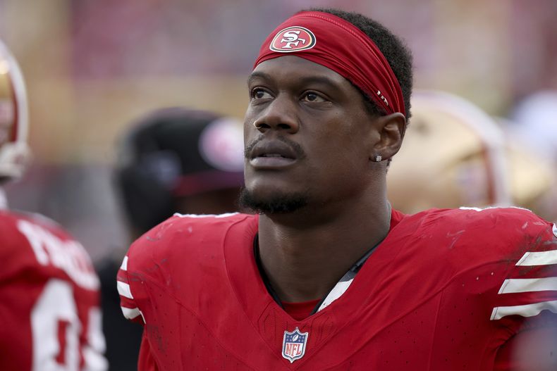 ARCHIVO - El apoyador Randy Gregory, en la banca durante un partido de fútbol americano de la NFL contra los Seattle Seahawks, el 10 de diciembre de 2023, en Santa Clara, California. Gregory no se presentó al inicio del campamento de entrenamiento de los Buccaneersde Tampa Bay y fue colocado en la lista de reservas/no reportó el martes 23 de julio de 2024. (AP Foto/Scot Tucker, Archivo)