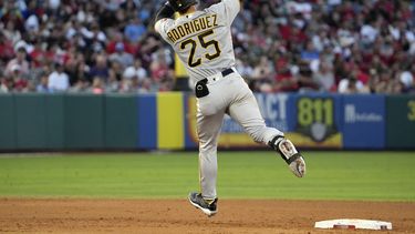 El dominicano Endy Rodríguez festeja al recorrer las bases luego de conseguir su primer jonrón en las mayores, el sábado 22 de julio de 2023, ante los Angelinos de Los Ángeles (AP Foto/Mark J. Terrill)