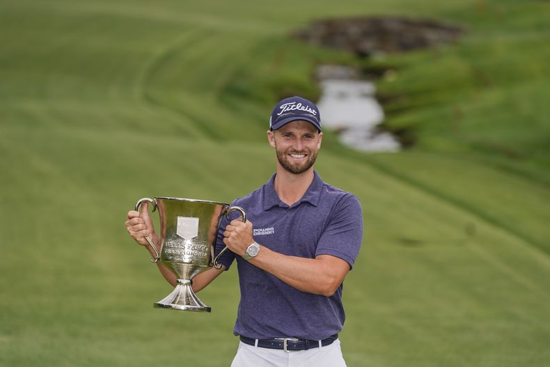 Wyndham Clark posa con el trofeo tras conquistar en Campeonato Wells Fargo en el Quail Hollow Club, el domingo 7 de mayo de 2023, en Charlotte, Carolina del Norte. (AP Foto/Chris Carlson)