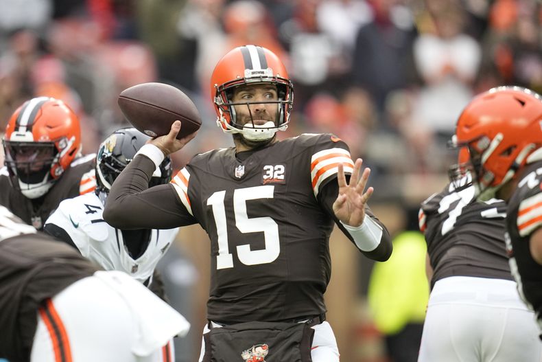 Joe Flacco (15), quarterback de los Browns de Cleveland, lanza un pase durante la primera mitad del juego de la NFL en contra de los Jaguars de Jacksonville, el domingo 10 de diciembre de 2023, en Cleveland. (AP Foto/Sue Ogrocki)