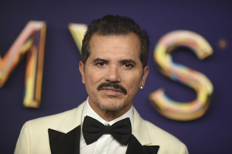John Leguizamo llega a la 76ª edición de los premios Emmy el domingo 15 de septiembre de 2024 en el Teatro Peacock de Los Ángeles. (Foto Richard Shotwell/Invision/AP)