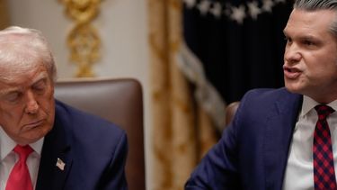 El presidente de EEUU, Donald Trump, cierra los ojos mientras el secretario de Defensa, Pete Hegseth, habla durante una reunión del gabinete en la Casa Blanca, en Washington, el martes 2 de diciembre de 2025. (AP Foto/Julia Demaree Nikhinson)