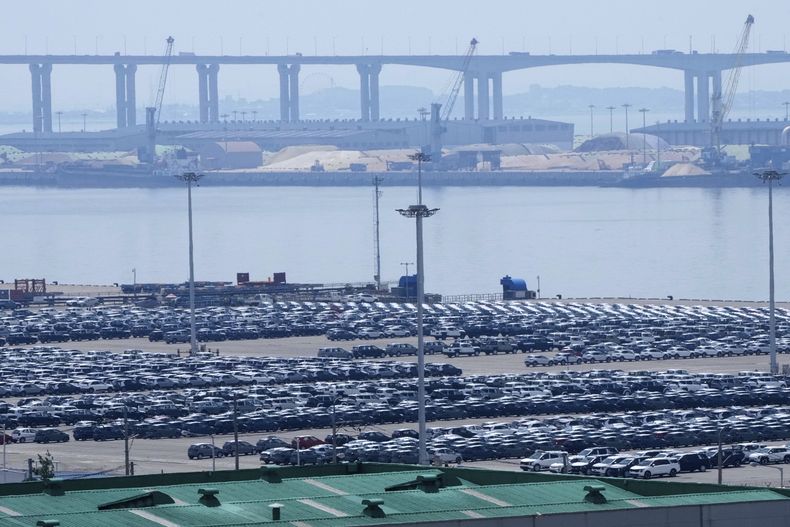 Vehículos para exportación, estacionados en un puerto en Pyeongtaek, Corea del Sur, el 1 de agosto de 2025. (AP Foto/Ahn Young-joon)