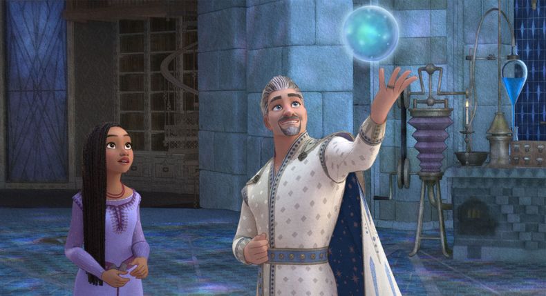 En esta imagen proporcionada por Disney, Asha con la voz de Ariana DeBose, izquierda, y Rey Magnífico, con la voz de Chris Pine, en una escena de la película animada Wish. (Disney vía AP)