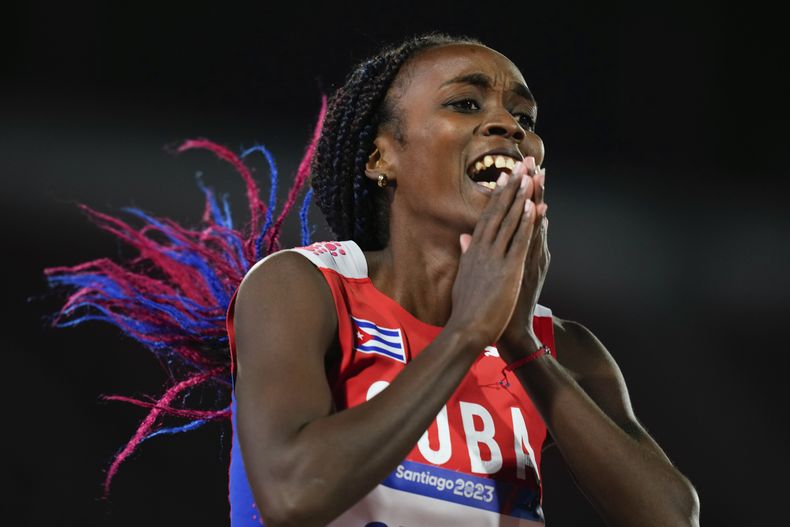 La cubana Yunisleidy García celebra tras ganar la medalla de oro de los 100 metros femeninos del atletismo de los Juegos Panamericanos, el martes 31 de octubre de 2023. (AP Foto/Natacha Pisarenko)