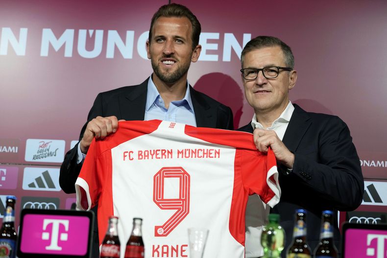 El delantero Harry Kane (izquierda) es presentado como jugador del Bayern Múnich, acompañado por el director ejecutivo Jan Christian Dreesen, el domingo 13 de agosto de 2023, en Múnich. (AP Foto/Matthias Schrader)