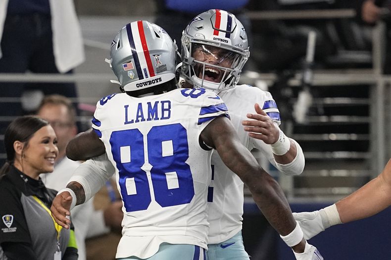 El quarterback de los Cowboys de Dallas Dak Prescott (derecha) celebra su anotación junto a su compañero de equipo CeeDee Lamb (88) en la primera mitad del juego de NFL ante los Giants de Nueva York el domingo 12 de noviembre de 2023, en Arlington, Texas. (AP Foto/Tony Gutierrez)
