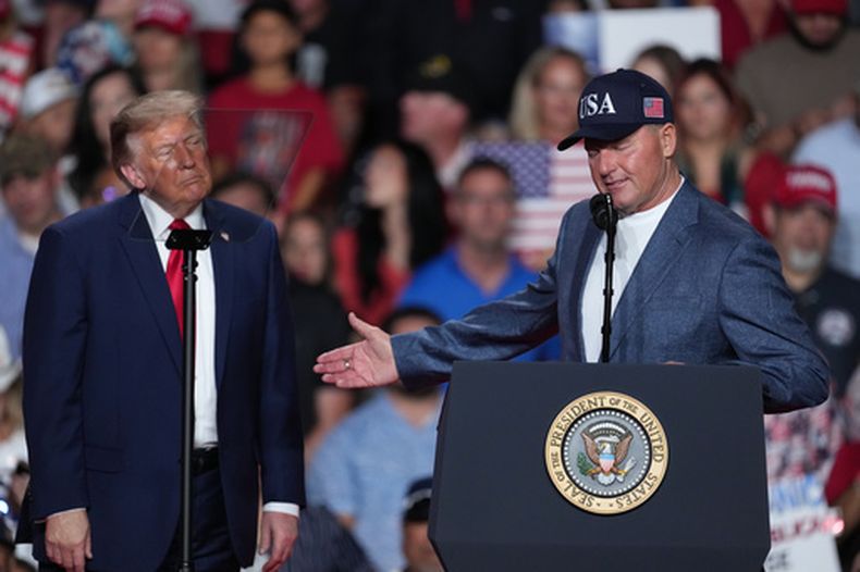 El presidente Donald Trump escucha mientras Roger Clemens habla en un mitin de campaña en el Freeman Coliseum de San Antonio, el miércoles 7 de octubre de 2026. (Foto AP/Eric Gay)