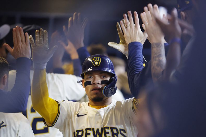 William Contreras (24) de los Cerveceros de Milwaukee tras batear un jonrón de dos carreras ante los Marineros de Seattle, el domingo 7 de abril de 2024. (AP Foto/Jeffrey Phelps)