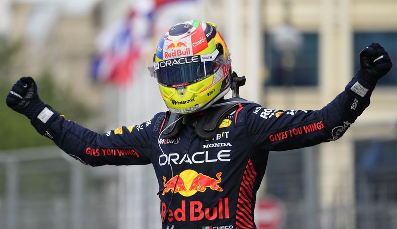 Sergio Pérez de Red Bull celebra en el podio su victoria en el Gran Premio de Azerbaiyáne, el domingo 30 de abril de 2023, en Bakú. (AP Foto/Darko Bandic)