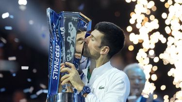 Djokovic iguala a Federer con 6 cetros en Finales de ATP