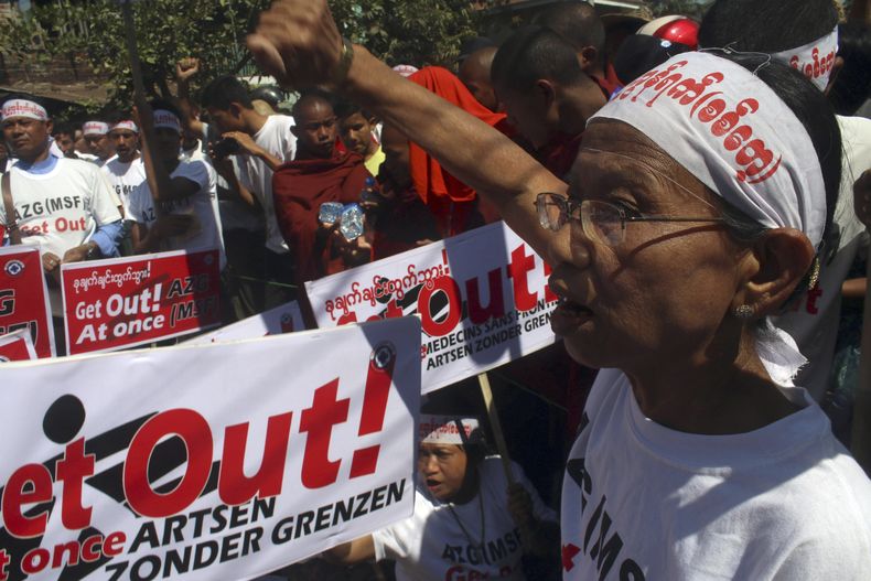 IManifestantes y monjes budistas sostienen carteles y gritan lemas durante una protesta contra M&eacute;dicos Sin Fronteras en Sittwe, estado de Rakhine, en el oeste de Mianmar, el 23 de febrero de 2014. El gobierno revirti&oacute; su decisi&oacute;n de e