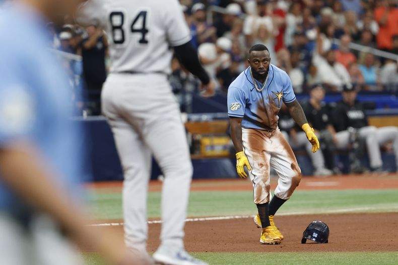 Randy Arozarena de los Rays de Tampa observa al relevista Albert Abreu (84) de los Yanquis de Nueva York, el domingo 27 de agosto de 2023, en St. Petersburg, Florida. (AP Foto/Scott Audette)
