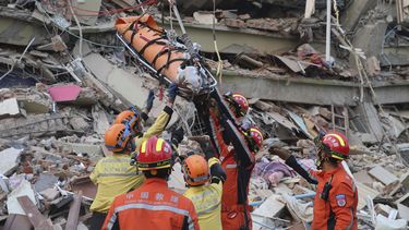 En esta imagen publicada por la Agencia de Noticias Xinhua, miembros de un equipo chino de búsqueda y rescate traslada a una sobreviviente embarazada desde un edificio derruido tras un sismo en Mandalay, Myanmar, el lunes 31 de marzo de 2025. (Myo Kyaw Soe/Xinhua via AP)