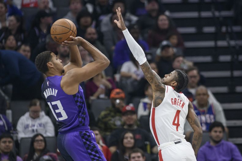 El alero de los Kings de Sacramento Keegan Murray lanza el balón sobre el base de los Rockets de Houston Jalen Green en el encuentro del martes 3 de diciembre del 2024. (AP Foto/Randall Benton)