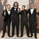 De izquierda a derecha, Gints Zilbalodis, Matīss Kaža, Ron Dyens y Gregory Zalcman, ganadores del Oscar a la mejor película de animación por Flow, posan en la sala de prensa de los premios, el domingo 2 de marzo de 2025 en el Teatro Dolby de Los Ángeles. (Foto de Jordan Strauss/Invision/AP)