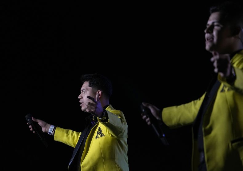 Jan Carlos, izquierda, y Gallo Corona de La Arrolladora Banda El Limón De René Camacho, durante su concierto en el primer día del festival Arre en la Ciudad de México el sábado 9 de septiembre de 2023. (Foto AP/Fernando Llano)