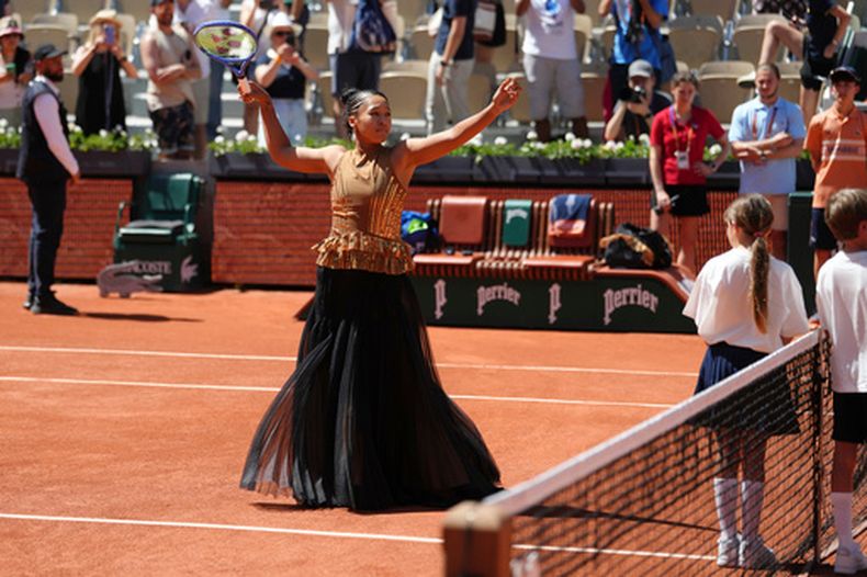 La japonesa Naomi Osaka vestida de gala antes de su encuentro de primera ronda del Abierto de Francia ante la alemana Laura Siegemund el martes 26 de mayo del 2026. (AP Foto/Aurelien Morissard)