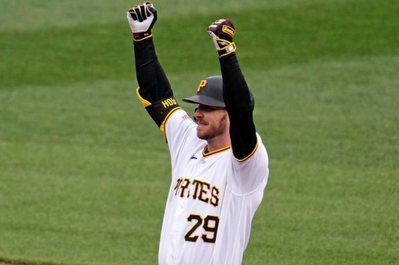 Ryan OHearn, de los Piratas de Pittsburgh, celebra en la segunda base tras impulsar una carrera ante el lanzador Chris Bassitt, de los Orioles de Baltimore, durante la segunda entrada de un juego de béisbol en Pittsburgh, el domingo 5 de abril de 2026. (Foto AP/Gene J. Puskar)