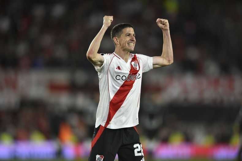 Ignacio Fernández de River Plate de Argentina, festeja la victoria sobre Colo Colo de Chile, en la vuelta de los cuartos de final de la Copa Libertadores, el martes 24 de septiembre de 2024 (AP Foto/Gustavo Garello)