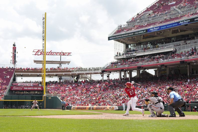 Jake Fraley (27) de los Rojos de Cincinnati batea un sencillo ante los Gigantes de San Francisco, el jueves 20 de julio de 2023, en Cincinnati. (AP Foto/Jeff Dean)