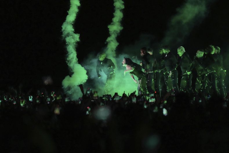 Lady Gaga se presenta durante su concierto gratuito en la playa de Copacabana en Río de Janeiro, el sábado 3 de mayo de 2025. (Foto AP/Silvia Izquierdo)