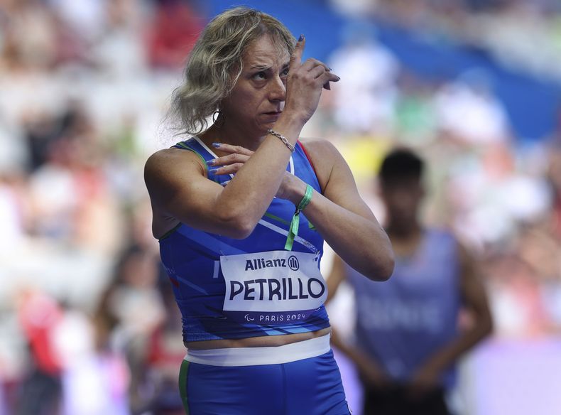 Valentina Petrillo, de Italia, se prepara para competir en la primera ronda de los 400mts femenino T12, en el Stade de France, durante los Juegos Paralímpicos de 2024, el lunes 2 de septiembre, en París, Francia. (AP Foto/Jackson Ranger)