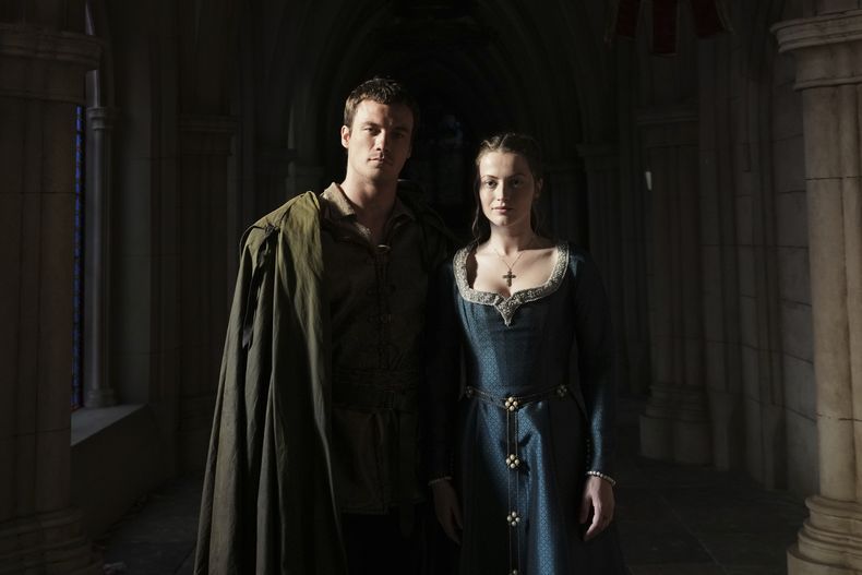 El actor Jack Patten como Robin, a la izquierda, posa con la actriz Lauren McQueen como Marian después de una entrevista con The Associated Press sobre la temporada de diez episodios de Robin Hood en Belgrado, Serbia, el lunes 5 de mayo de 2025. (Foto AP/Darko Vojinovic)
