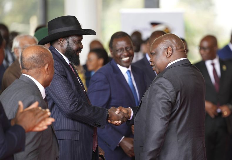 ARCHIVO - El presidente de Sudán del Sur, Salva Kiir Mayardit, a la izquierda, estrecha la mano de Pagan Amum Okiech, líder del grupo Real-SPLM, durante el inicio de conversaciones de paz de alto nivel para Sudán del Sur en la Cámara Estatal de Nairobi, Kenia, el jueves 9 de mayo de 2024. (AP Foto/Brian Inganga, Archivo)
