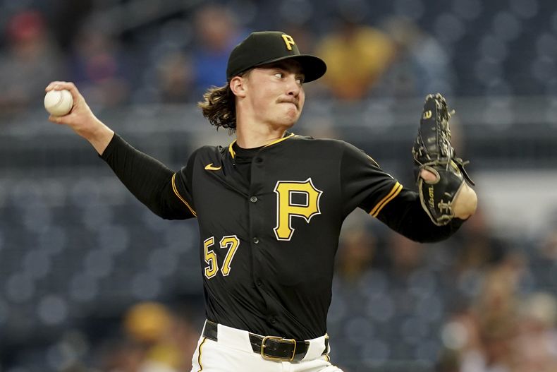 Bubba Chandler, de los Piratas de Pittsburgh, hace un lanzamiento en la primera entrada del juego ante los Atléticos, el sábado 20 de septiembre de 2025 (AP Foto/Matt Freed)