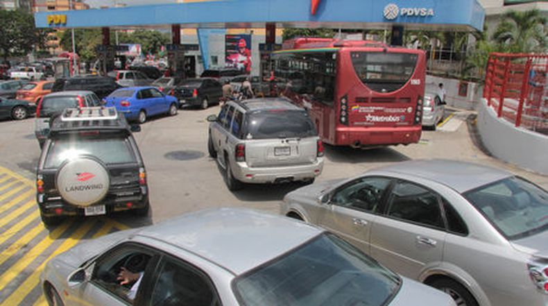 Mientras en unas gasolineras de Caracas los conductores hacen largas colas para llenar los tanques, en otras los encargados de las estaciones de servicio, están sentados esperando que les llegue la gasolina para empezar a despachar