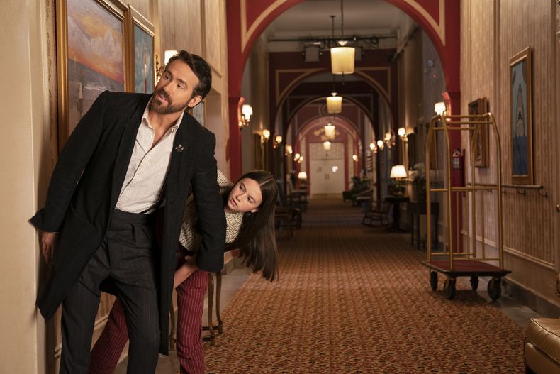 En esta imagen proporcionada por Paramount Pictures, Ryan Reynolds, izquierda, y Cailey Fleming en una escena de IF. (Jonny Cournoyer/Paramount Pictures vía AP)