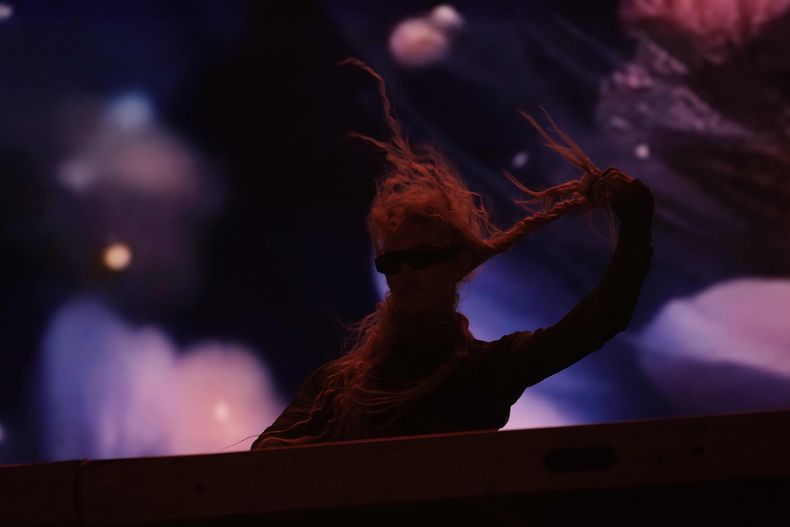 La DJ canadiense Grimes durante su presentación en el festival AXE Ceremonia en el parque Bicentenario en la Ciudad de México el sábado 23 de marzo de 2024. (Foto AP/Marco Ugarte)