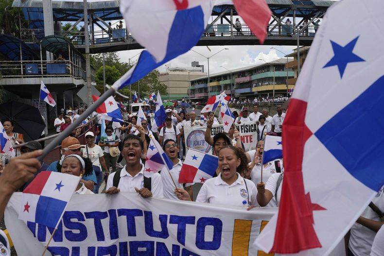 Estudiantes y profesores protestan contra la decisión del gobierno de firmar un memorando de entendimiento sobre cooperación en seguridad con Estados Unidos, que consideran viola la soberanía de su país, en la Ciudad de Panamá, el martes 6 de mayo de 2025. (Foto AP/Matías Delacroix)