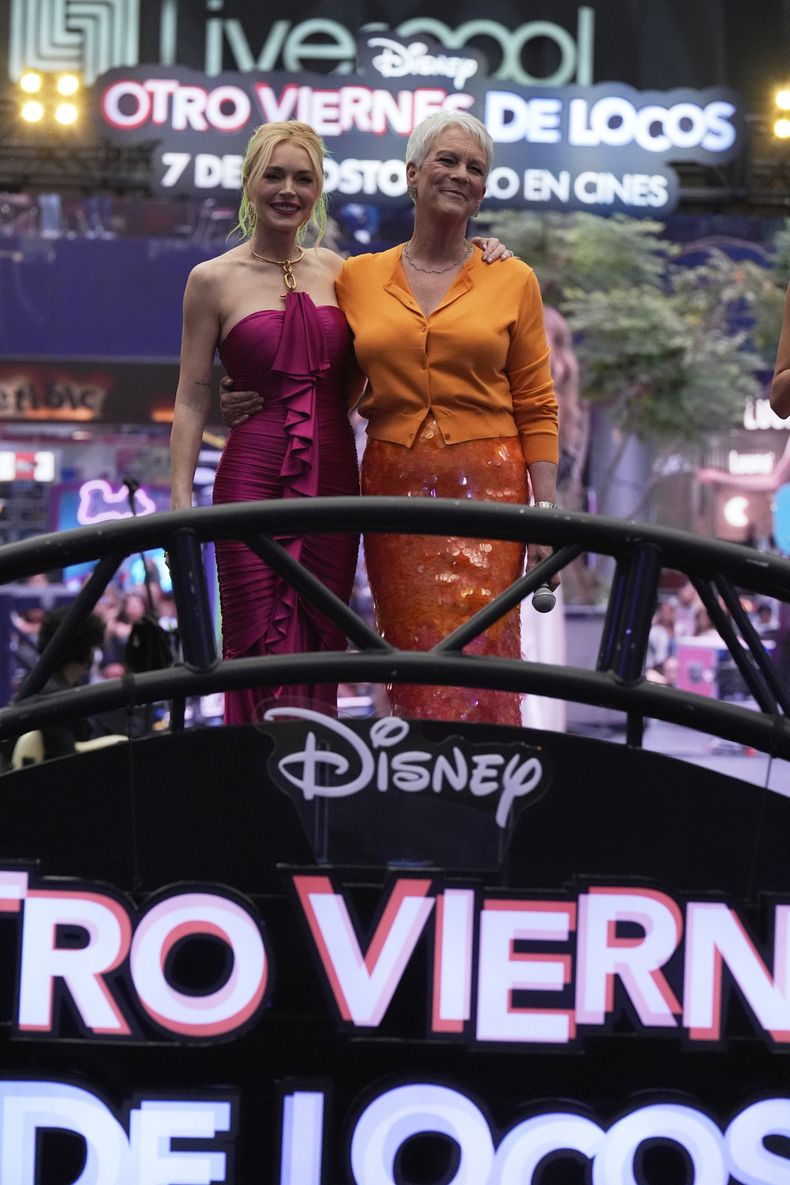 Las actrices Lindsay Lohan, a la izquierda, y Jamie Lee Curtis posan para fotos durante la alfombra roja de la película Freakier Friday en la Ciudad de México, el jueves 24 de julio de 2025. (Foto AP/Marco Ugarte)