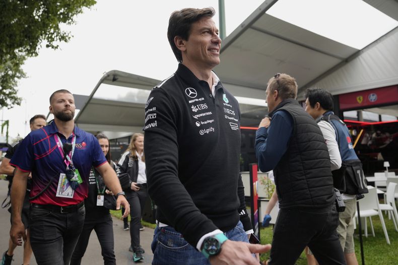El jefe de Mercedes Toto Wolff llega al paddock del circuito Albert Park, sede del Gran Premio de Australia, el jueves 13 de marzo de 2025, en Melbourne. (AP Foto/Asanka Brendon Ratnayake)