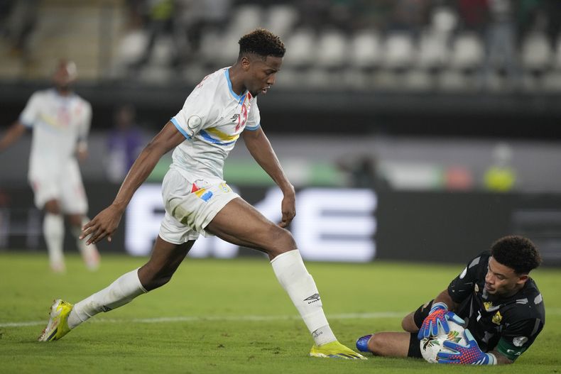 Simon Banza, de la República Democrática del Congo, a la izquierda, intenta un tiro de gol mientras el portero de Sudáfrica Ronwen Williams hace una atajada durante el partido de fútbol por el tercer lugar de la Copa Africana de Naciones entre Sudáfrica y la República Democrática del Congo, en el Felix Houphouet-Boigny en Abiyán, Costa de Marfil, el sábado 10 de febrero de 2024. (AP Foto/Sunday Alamba)