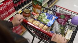 Una persona haciendo compras en un supermercado en Bellflower, California, el 13 de febrero de 2023. (Foto AP /Allison Dinner)