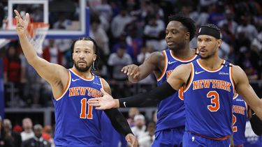 Jalen Brunson (11) de los Knicks de Nueva York celebra con OG Anunoby (centro) y Josh Hart (3) tras su enceste decisivo para vencer a los Pistons de Detroit, el jueves 1 de mayo de 2025, en Detroit. (AP Foto/Duane Burleson)