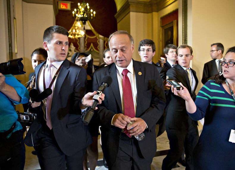 En esta fotograf&iacute;a de archivo del 15 de octubre de 2013, el representante Steve King, republicano de Iowa, camina desde la oficina de John Boehner, presidente de la C&aacute;mara de Representantes, mientras la prensa lo sigue en el Capitolio en Was