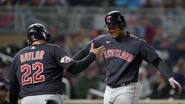 González pega 2 jonrones y Guardianes superan a Mellizos 7-6